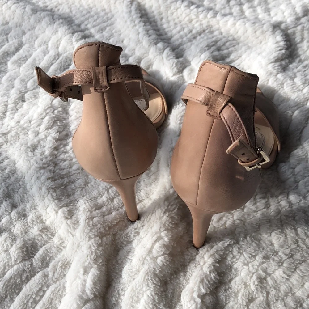 Vince Camuto Tan Heels - Picture 2 of 3